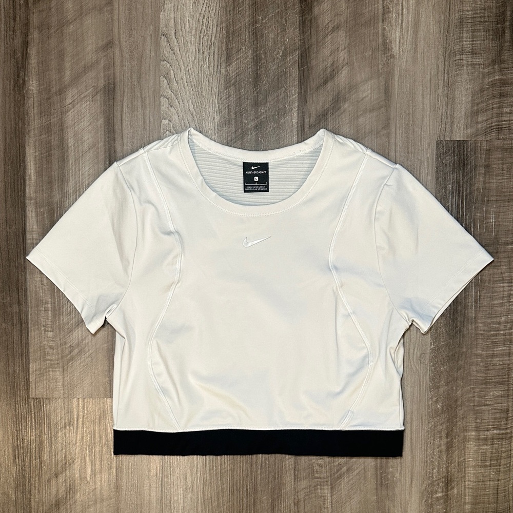 Nike Women's Aeroadapt Cropped Performance Top - Large